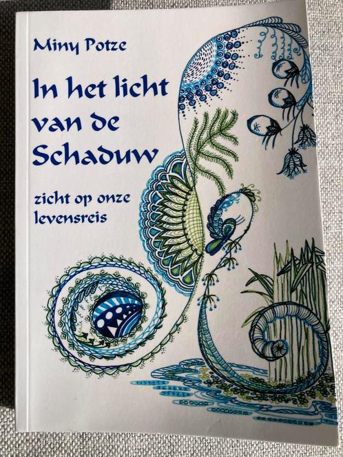 Miny Potze - In het licht van de schaduw, Boeken, Esoterie en Spiritualiteit, Zo goed als nieuw, Overige onderwerpen, Ophalen of Verzenden
