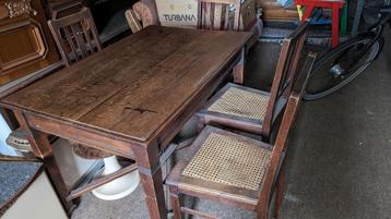 Vintage keukentafel met 4 stoelen beschikbaar voor biedingen