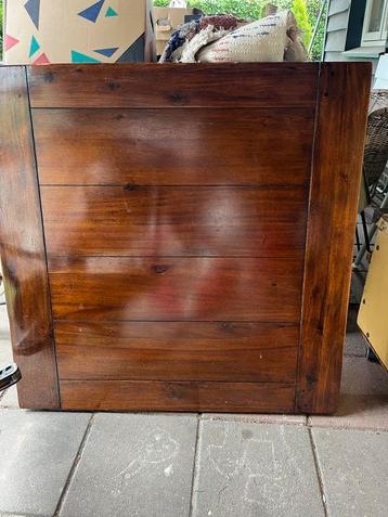 Vierkante Houten Tafel beschikbaar voor biedingen