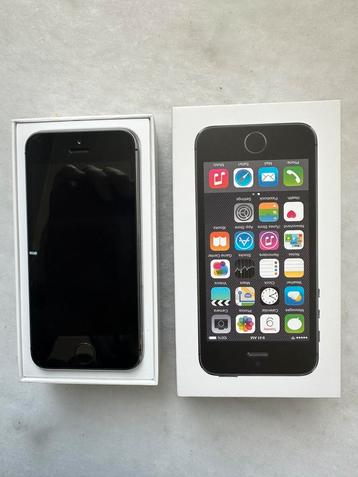 iPhone 5s, Space Gray, 32GB met Rosso lederen hoesje.