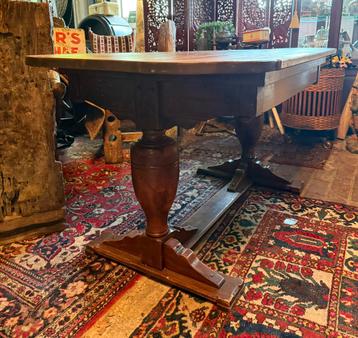 Prachtige antieke kloostertafel beschikbaar voor biedingen