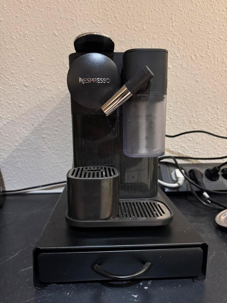 Nespresso De’Longhi Lattissima One, Witgoed en Apparatuur, Koffiezetapparaten, Zo goed als nieuw, Espresso apparaat, Ophalen