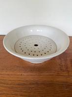 Witte porseleinen schaal met treef van Boch, Ophalen of Verzenden