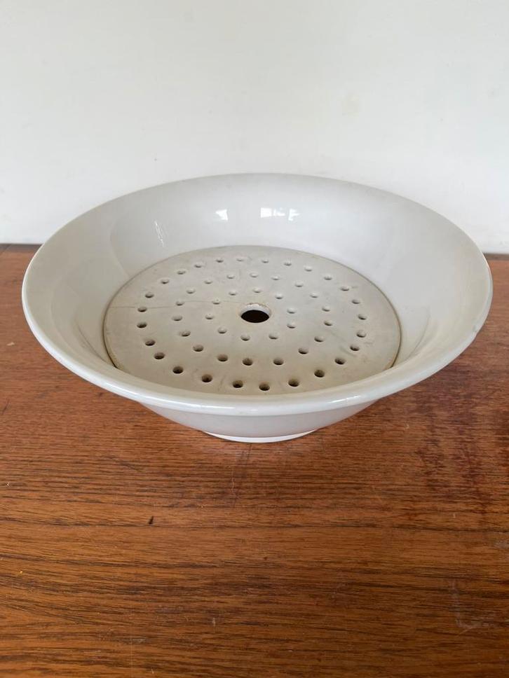 Witte porseleinen schaal met treef van Boch, Antiek en Kunst, Antiek | Porselein, Ophalen of Verzenden