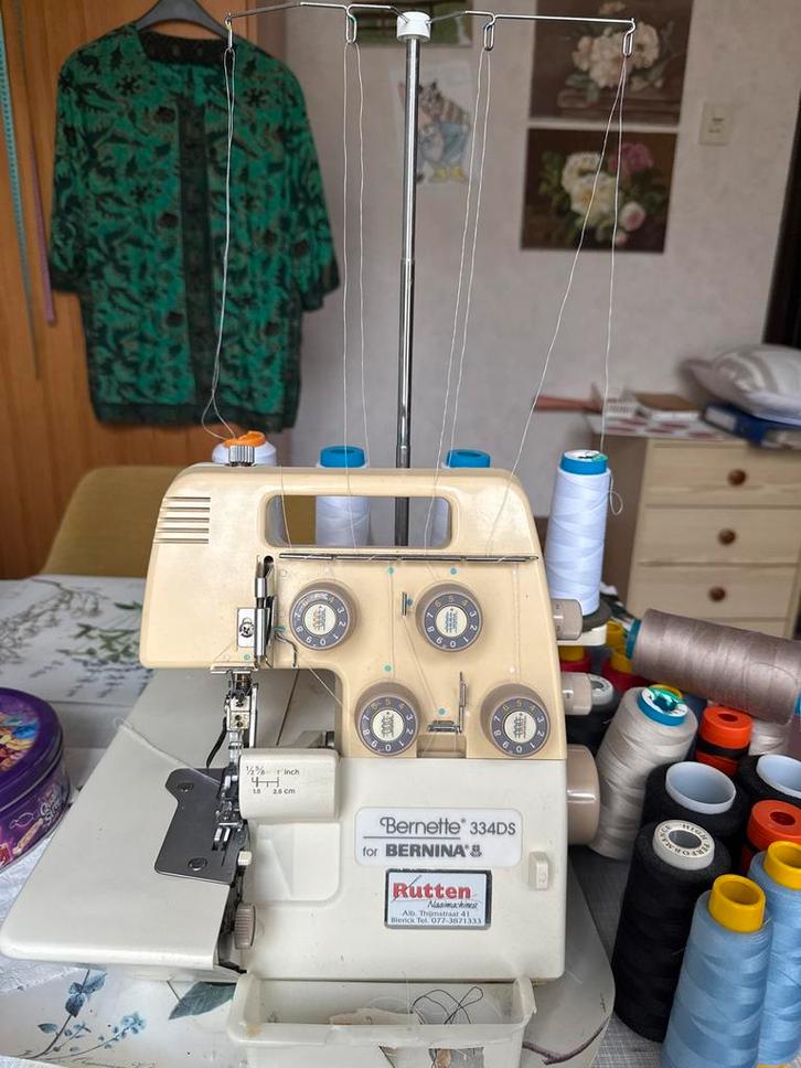 Bernette 334DS Lockmachine - Inclusief Garen, Hobby en Vrije tijd, Naaimachines en Toebehoren, Gebruikt, Lockmachine, Bernina