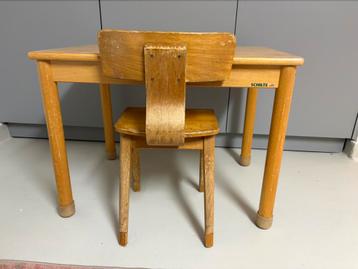 Vintage kleutertafeltje en stoeltje beschikbaar voor biedingen
