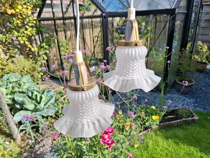 Twee vintage melkglas handlampjes, rokkapjes, messing pendel, Antiek en Kunst, Antiek | Lampen, Ophalen of Verzenden
