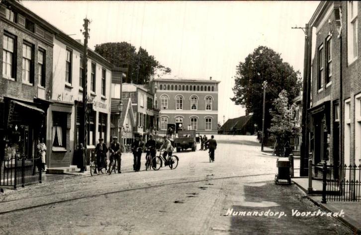 Numansdorp - Voorstraat - Mensen op straat, Verzamelen, Ansichtkaarten | Nederland, Gelopen, Zuid-Holland, Voor 1920, Ophalen of Verzenden