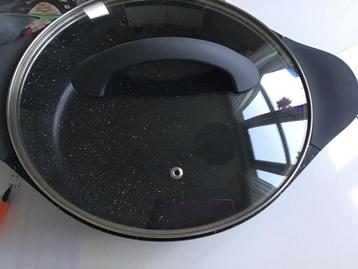 Hapjespan met glazen deksel - 28 cm beschikbaar voor biedingen