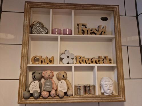 Riverdale letterbak met o.a. riverdale accessoires, Huis en Inrichting, Woonaccessoires | Wandplanken en Boekenplanken, Zo goed als nieuw