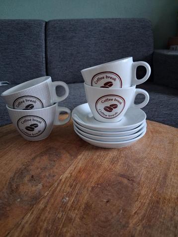 koffiekopjes met schotel beschikbaar voor biedingen