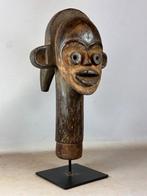 250938 Afrikaans Tsogo hoofd on stand uit Gabon, Antiek en Kunst, Ophalen of Verzenden