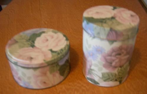 Blik voorraadblikken met pastel kleurige bloemmotieven (2x)., Verzamelen, Blikken, Zo goed als nieuw, Koek(jes), Ophalen of Verzenden