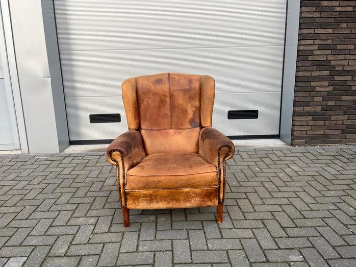 Cognac schapenleren oorfauteuil met karakter, Huis en Inrichting, Fauteuils, Gebruikt, Leer, 75 tot 100 cm, Ophalen
