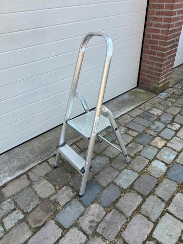 Bijna nieuwe aluminium trap mer 2 trede huishoud trap beschikbaar voor biedingen