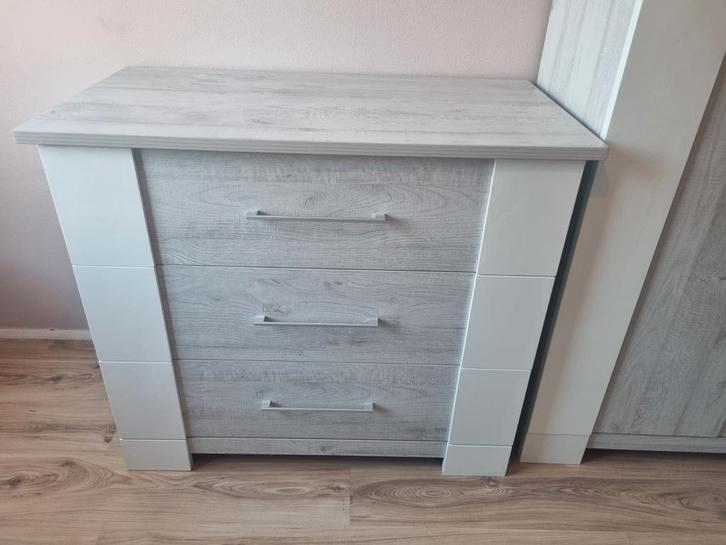 Kinderkamer 2 delig commode en kledingkast, Kinderen en Baby's, Kinderkamer | Complete kinderkamers, Gebruikt, Jongetje of Meisje