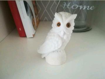 
Een leuk uiltje van witte (zand?) steen.
Ongeveer 7 cm.  beschikbaar voor biedingen