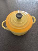 Le Creuset Mini Cocotte - Geel, Huis en Inrichting, Keuken | Potten en Pannen, Kookpan of Snelkookpan, Gietijzer, Ophalen of Verzenden