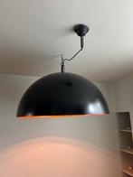 Zwarte hanglamp met goud/ oranje binnenkant, Huis en Inrichting, Lampen | Hanglampen, Ophalen, Gebruikt, Metaal, 50 tot 75 cm