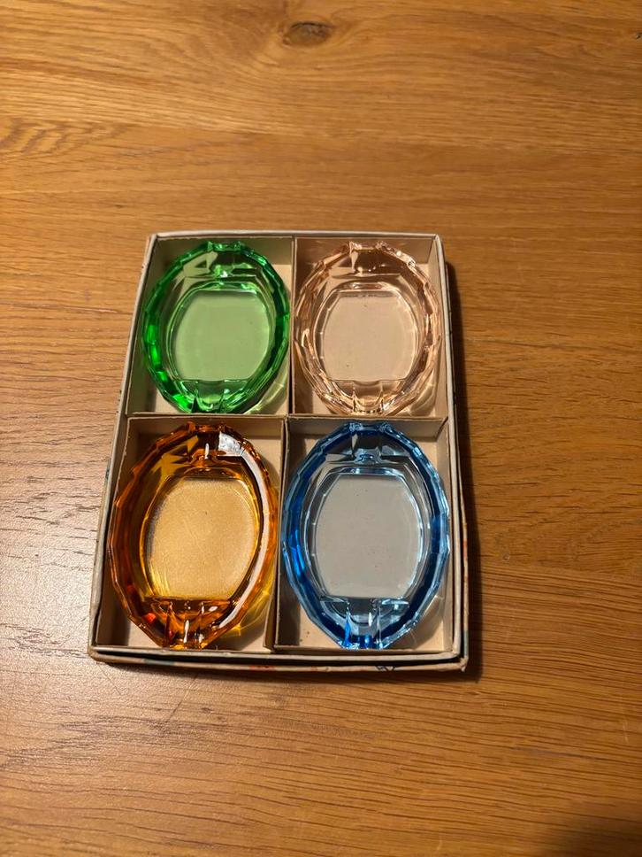 4 vintage Tsjechische asbakjes in originele doos, Huis en Inrichting, Woonaccessoires | Kandelaars en Kaarsen, Gebruikt, Minder dan 25 cm