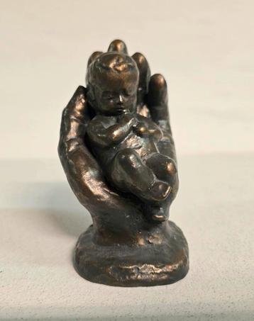 'Baby in Hand' Parastone A World in 3D beschikbaar voor biedingen
