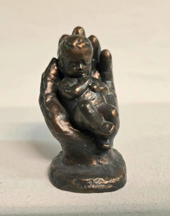 'Baby in Hand' Parastone A World in 3D, Antiek en Kunst, Kunst | Beelden en Houtsnijwerken, Ophalen of Verzenden