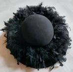 Elegante zwarte hoed met veren, Kleding | Dames, Hoeden en Petten, Ophalen of Verzenden, Zo goed als nieuw