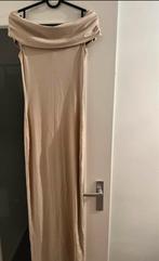 NA-KD Soft Line Off Shoulder Maxi Dress maat 34, Verzenden, Beige, Nieuw, Maat 34 (XS) of kleiner