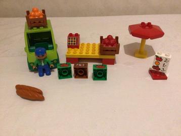 Twee koetsen en marktplaats van Duplo beschikbaar voor biedingen