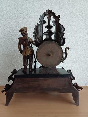 Antieke klok . beschikbaar voor biedingen
