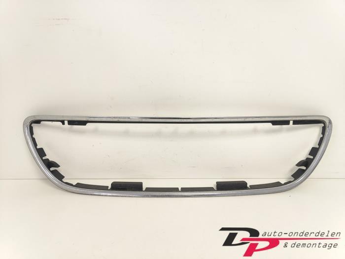 Grille Lijst van een Nissan Micra, Auto-onderdelen, Carrosserie en Plaatwerk, Nissan, Gebruikt, 3 maanden garantie, Ophalen of Verzenden
