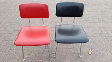 Vintage stoelen beschikbaar voor biedingen