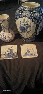 Delfts blauw 2 vazen+ 2 tegeltjes, Ophalen of Verzenden