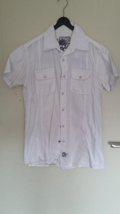Een wit overhemd met korte mouwen met borduursel en tekst., Kleding | Heren, Overhemden, Zo goed als nieuw, Halswijdte 39/40 (M)