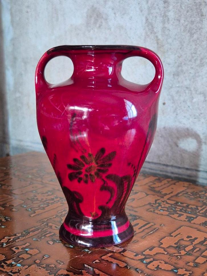 Vintage Rhodian Iris Gouda Holland Vaasje., Huis en Inrichting, Woonaccessoires | Vazen, Zo goed als nieuw, Minder dan 50 cm, Aardewerk of Porselein