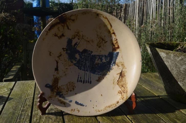 Fraaie grote aardewerk schotel, gesigneerd, gedateerd (1), Antiek en Kunst, Antiek | Keramiek en Aardewerk, Ophalen of Verzenden