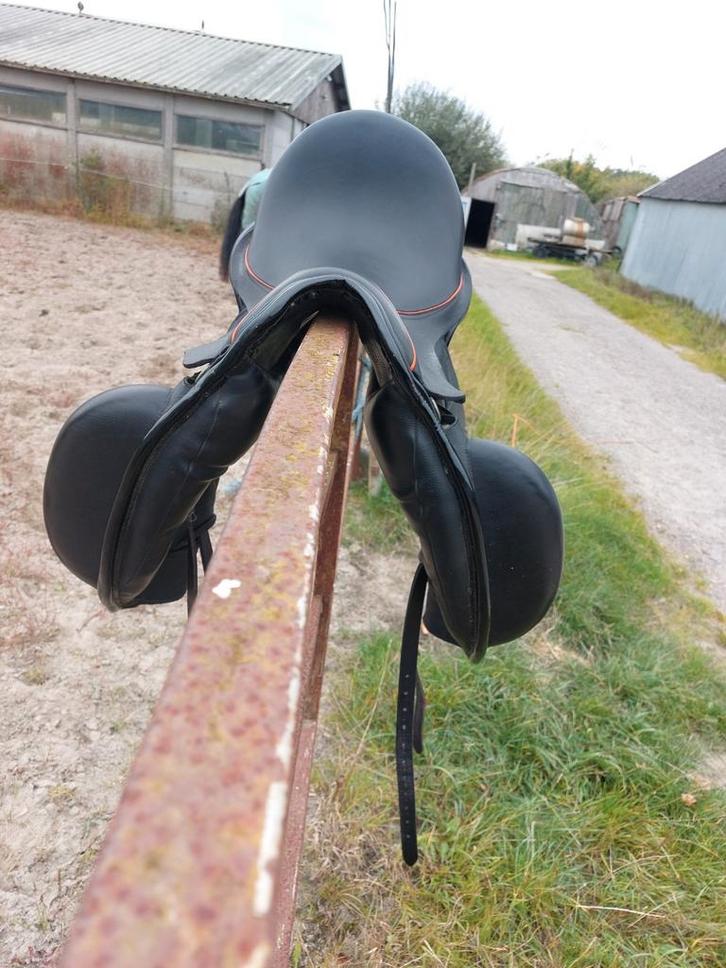 Km zadel, Dieren en Toebehoren, Paarden en Pony's | Zadels, Zo goed als nieuw, Dressuur, Ophalen