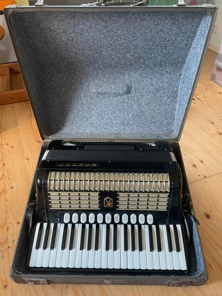 Hohner accordeon Verdi V N met draagriemen en koffer, Muziek en Instrumenten, Accordeons, Gebruikt, Toetsaccordeon, 120-bas, Hohner