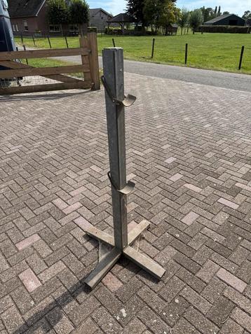 Springstaanders en springbalken. beschikbaar voor biedingen