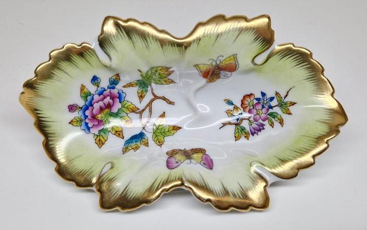 Herend Hongarije bladvorm schaaltje Queen Victoria VBO decor, Antiek en Kunst, Antiek | Porselein, Ophalen of Verzenden