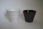 vintage bloempot aardewerk erica wit adco zwart relief., Gebruikt, Rond, Binnen, Ophalen of Verzenden