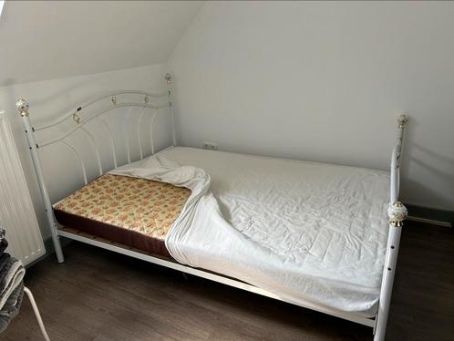 Antiek spijlen bed, Huis en Inrichting, Slaapkamer | Bedden, Gebruikt, Tweepersoons, 140 cm, 190 cm of minder, Metaal, Wit, Ophalen of Verzenden