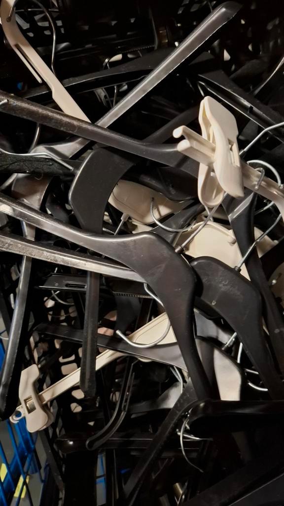 1000 Kledinghangers - Af te halen!, Kleding | Dames, Kledinghangers, Ophalen