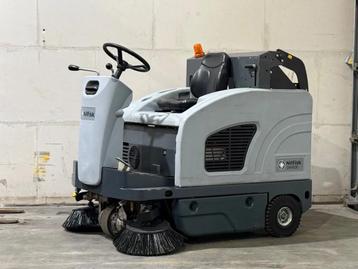 Nilfisk SW4000 B Elektrische opzit veegmachine hoog kieper n beschikbaar voor biedingen
