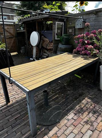 Tuintafel beschikbaar voor biedingen