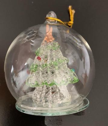 Kerstbal glas met kerstboom erin beschikbaar voor biedingen