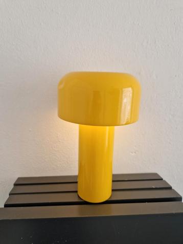 Minimalistische tafellamp design geel met standen beschikbaar voor biedingen