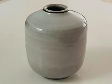 Mobach, Utrecht: grijs vaasje 9,5 cm tussen 1955 - 1965 beschikbaar voor biedingen