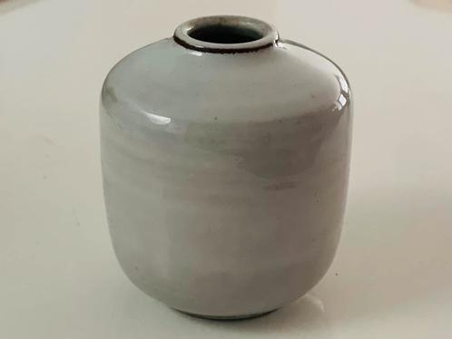 Mobach, Utrecht: grijs vaasje 9,5 cm tussen 1955 - 1965, Antiek en Kunst, Antiek | Keramiek en Aardewerk, Ophalen of Verzenden