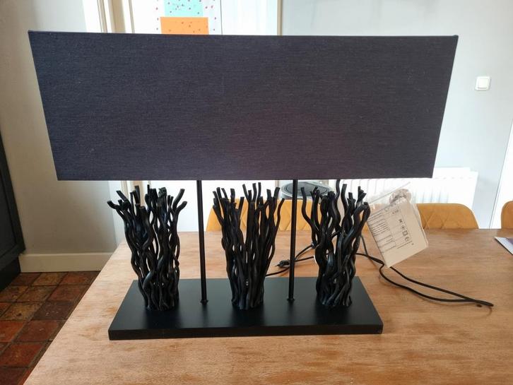 Stijlvolle zwarte lamp met houten details, Huis en Inrichting, Lampen | Vloerlampen, Zo goed als nieuw, 200 cm of meer, Hout, Stof